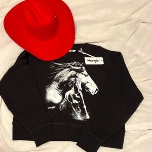 WRANGLER MODERN WOMEN’S BLACK HORSE GRAPHIC PULLOVER TOP